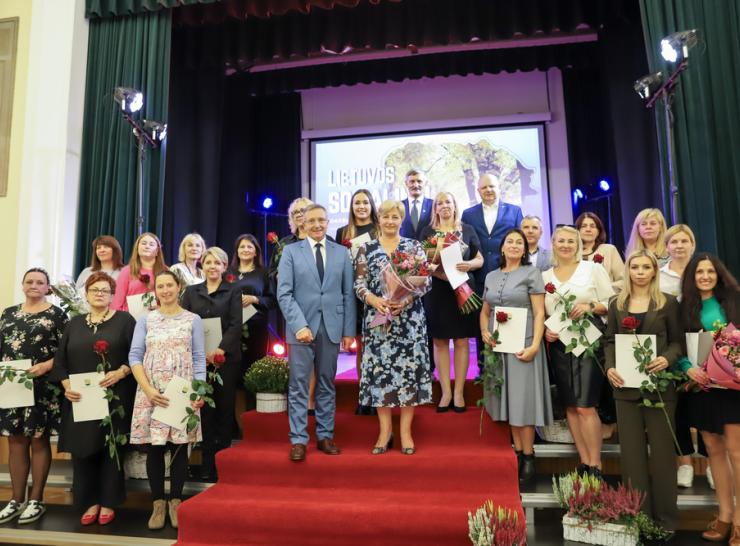 Profesinės šventės metu – gausybė padėkų rajono socialiniams darbuotojams