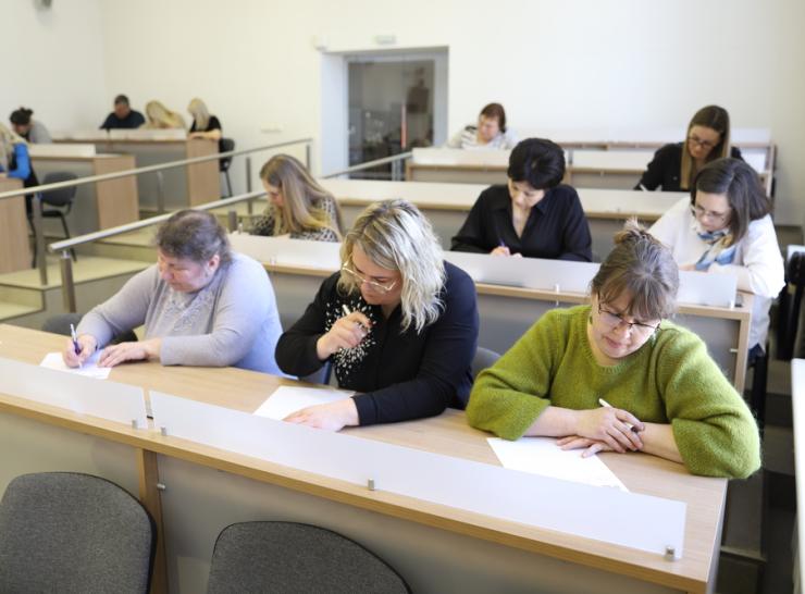 Lietuvių kalbos mylėtojai Savivaldybėje rašė Nacionalinį diktantą