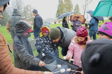 Sujainių tvenkinio poilsiavietėje įrengta barbekiu aikštelė 