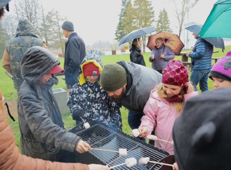 Sujainių tvenkinio poilsiavietėje įrengta barbekiu aikštelė 