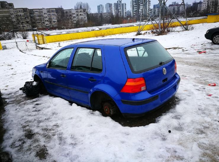 Be priežiūros palikti automobiliai iš kiemų ir gatvių dar nedingo