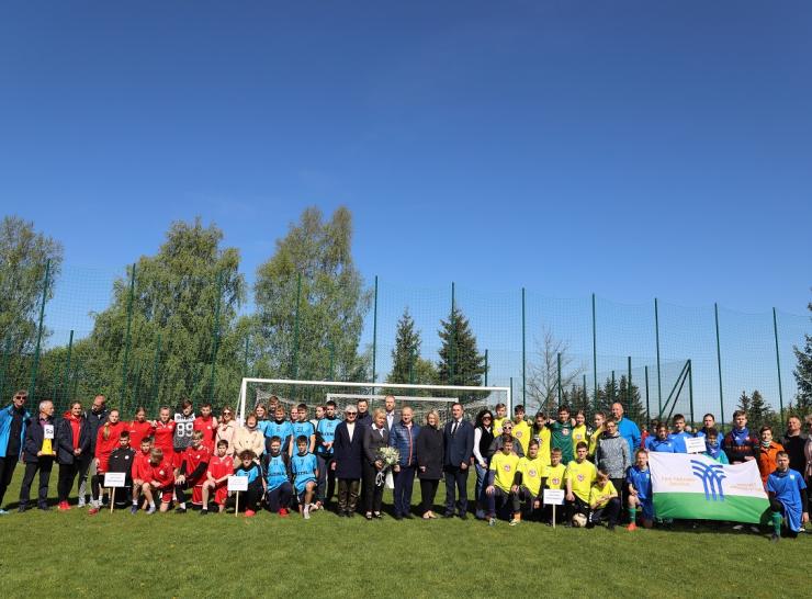 Raseinių Šaltinio progimnazijoje atidarytas atnaujintas stadionas 
