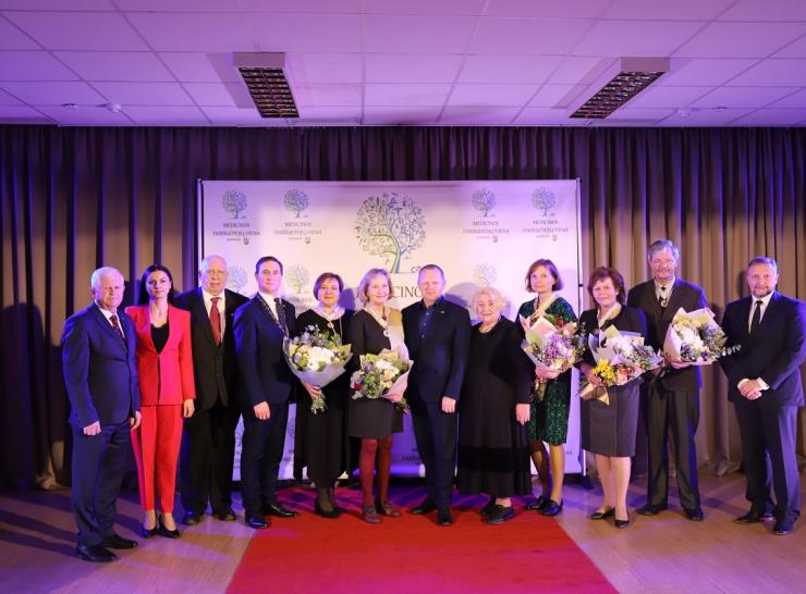 Raseinių rajono medicinos darbuotojams įteikti Garbės ženklai ir padėkos raštai