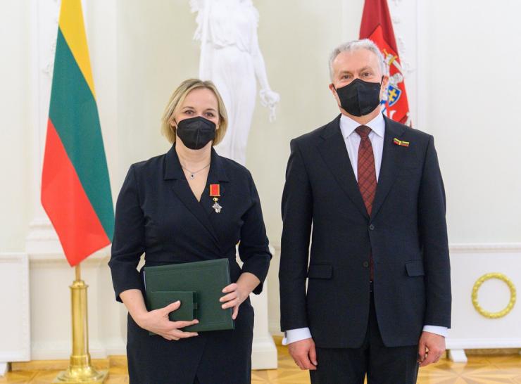 Raseinių Marcelijaus Martinaičio viešosios bibliotekos direktorei Dainai Sutkevičienei įteiktas ordino „Už nuopelnus Lietuvai“ Riterio kryžius