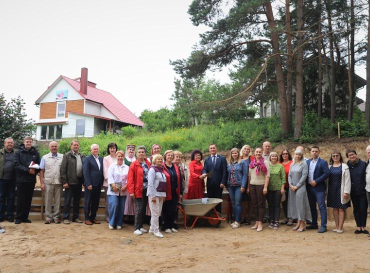 Į būsimų Mirklių kaimo bendruomenės namų pamatą įbetonuota statybos pradžią žyminti kapsulė