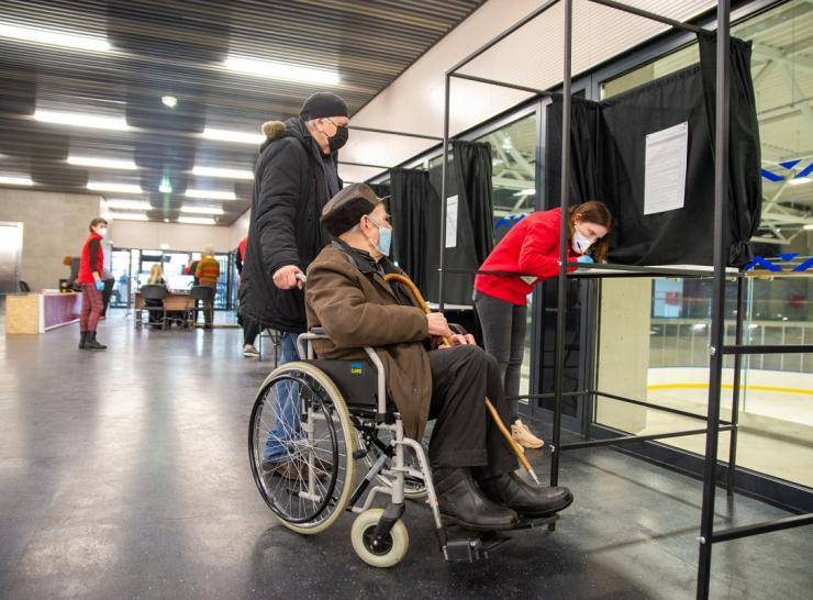 Raudonasis Kryžius ir savivaldybės kviečia savanorius padėti savo miestams vakcinacijos centruose