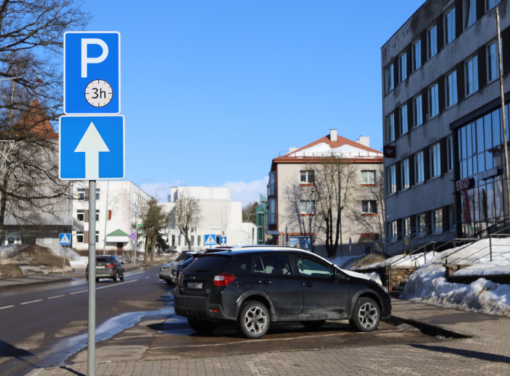 Primename apie ribotą automobilių stovėjimo tvarką Raseinių miesto centre