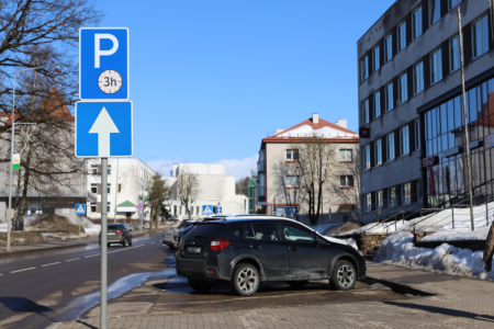 Primename apie ribotą automobilių stovėjimo tvarką Raseinių miesto centre