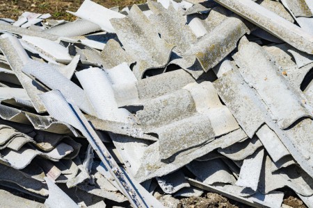 Raseinių rajono savivaldybė ir toliau finansuos asbesto atliekų iš gyventojų surinkimą bei šalinimą