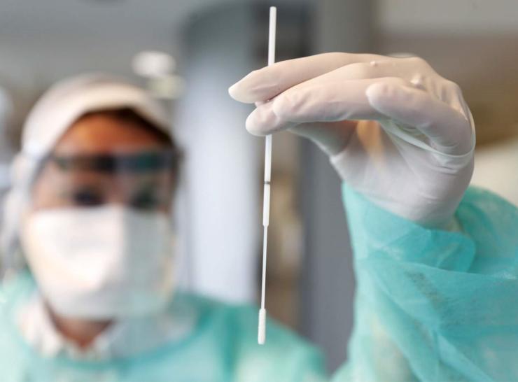 Didelės rizikos sąlytį turėję vakcinuoti ar COVID-19 persirgę asmenys gali išsitirti nemokamai