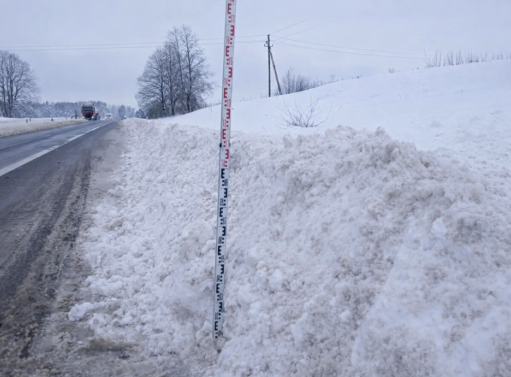 Eismo sąlygos sudėtingos: kelininkai dirba paromis, intensyvūs darbai ir Raseinių rajone