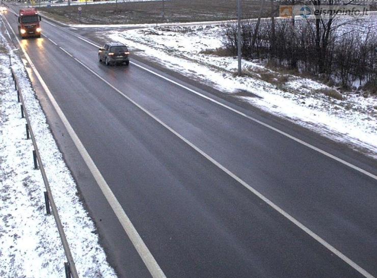 Šaltis sunkina padėtį šalies keliuose: vairuotojų prašoma atsargumo