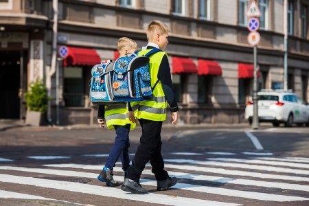 „Lietuvos draudimas“ tęsia „Apsaugok mane“ tradicijas: rugsėjį Raseinių rajone visi moksleiviai bus apdrausti