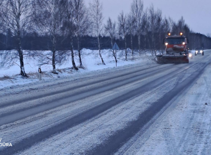 Kelininkai įspėja vairuotojus: keliuose galimas plikledis